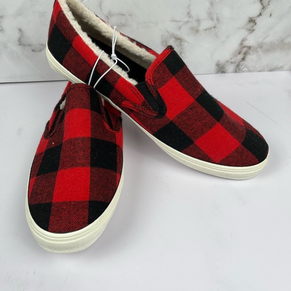 Old Navy Size11 Womens Sherpa- Lined Buffalo Plaid Slip- On Sneaker’s Red - Picture 1 of 4